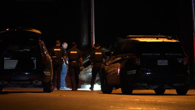 36-year-old DJ killed after being ejected from car in rollover crash, Houston police say — KHOU 11 (Houston), Carrollton Community news